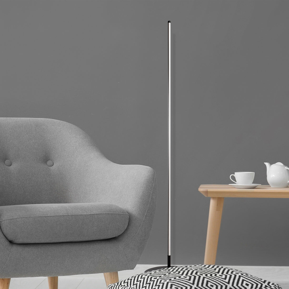 Lámpara de pie de metal negro Sylvan