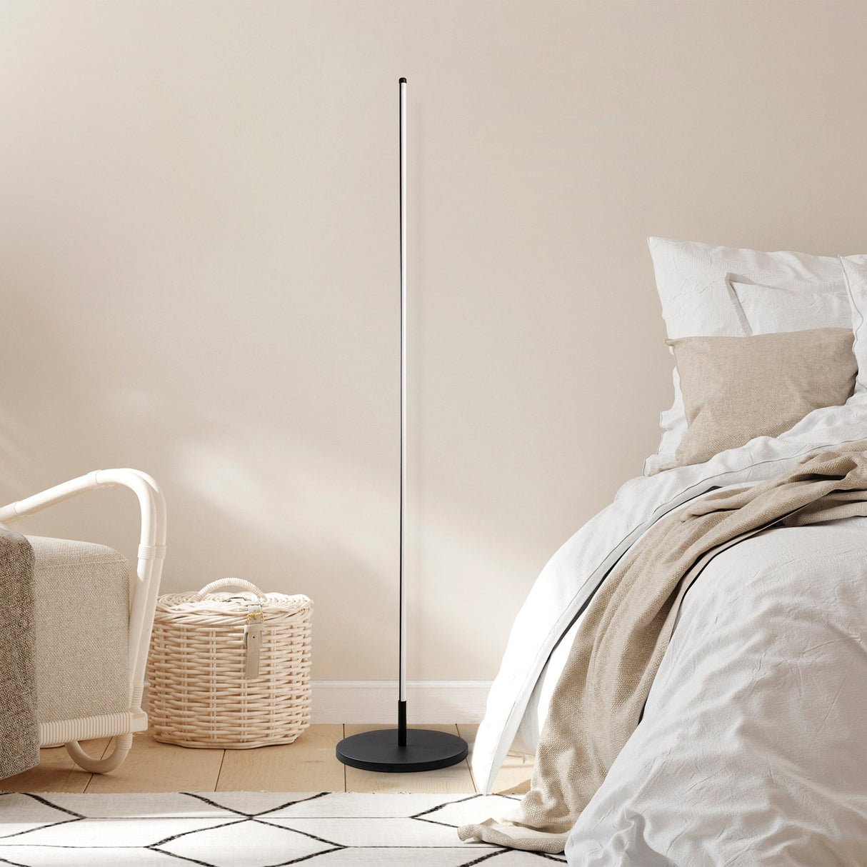 Lámpara de pie de metal negro Sylvan