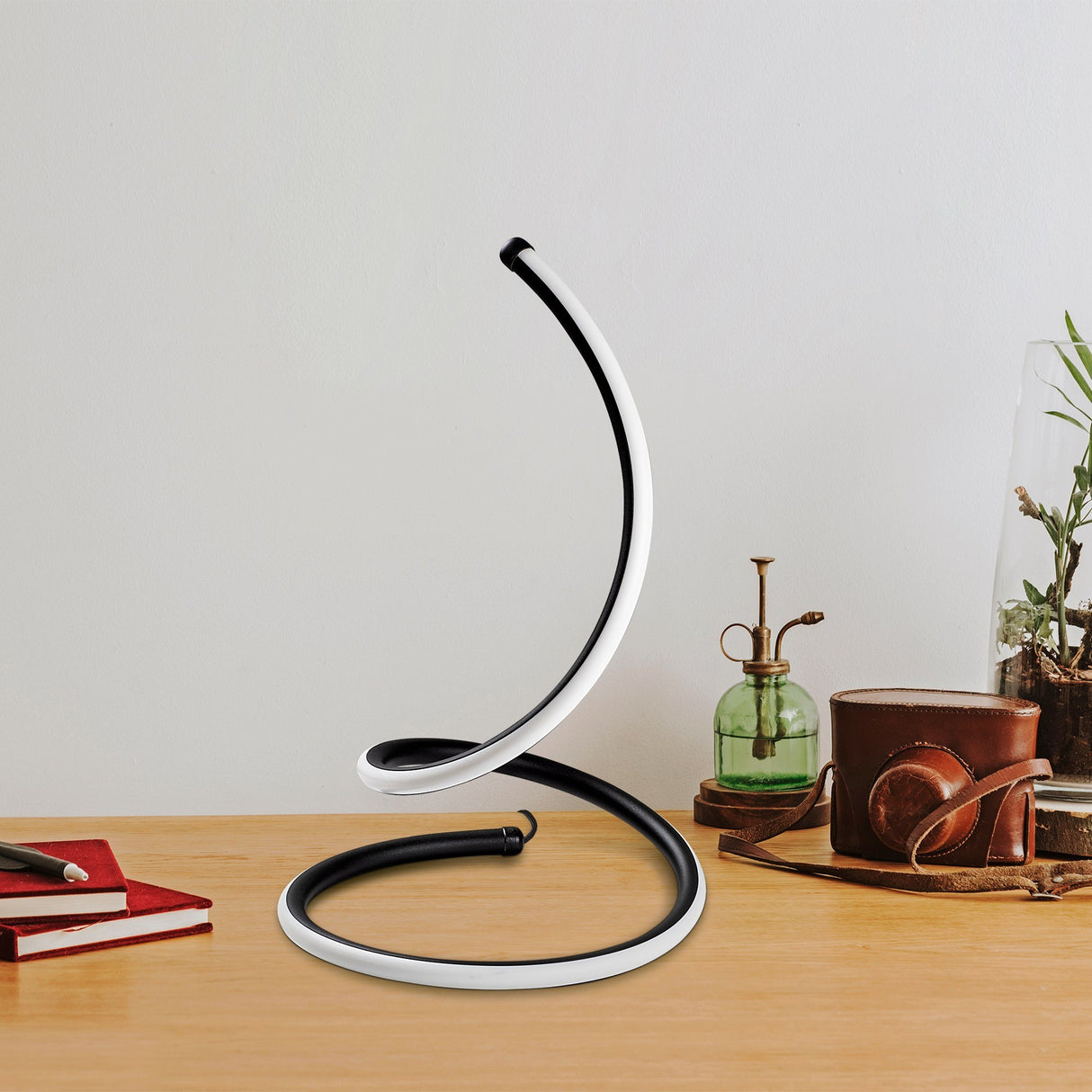 Lámpara de mesa negra de metal Nightstrike