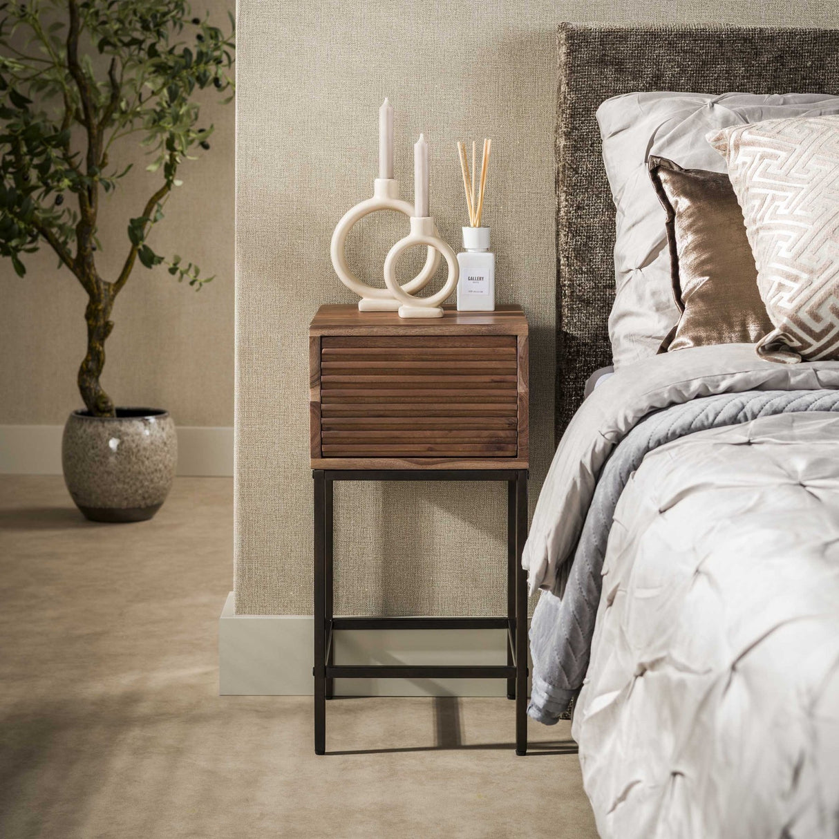 Mesita de noche con 1 cajón madera de acacia marrón Lani