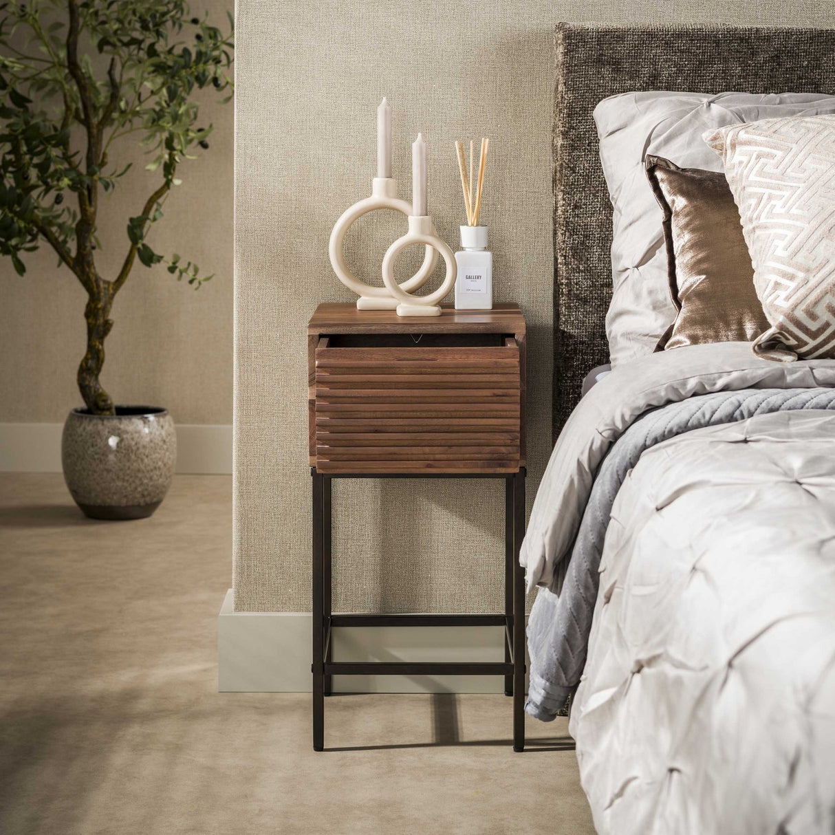 Mesita de noche con 1 cajón madera de acacia marrón Lani
