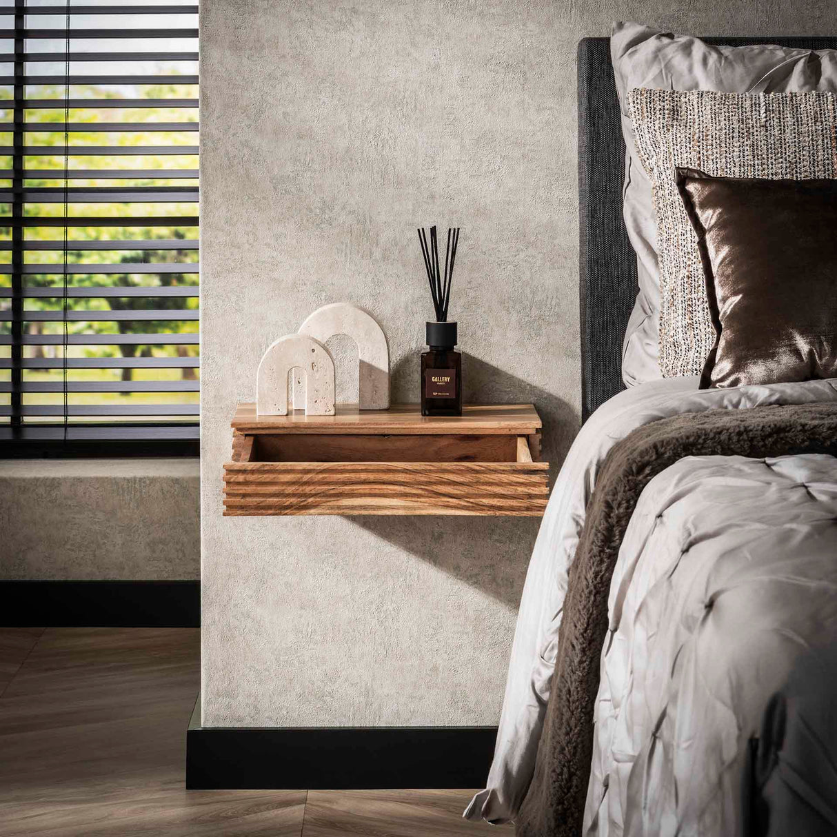 Mesitas de noche Arlo Juego de 2 – Madera de acacia maciza con cajón