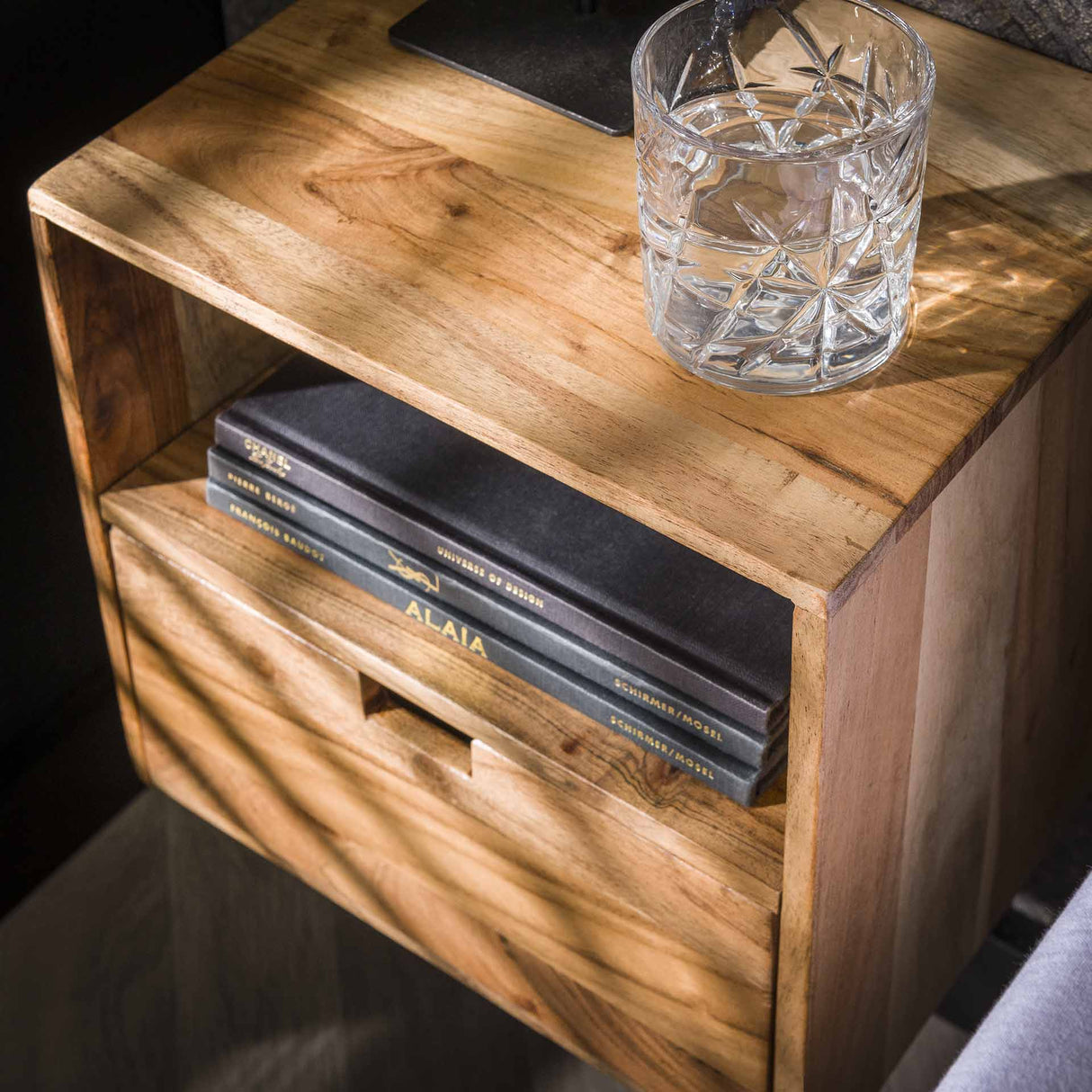 Juego de 2 Mesitas Flotantes Ceriel de Madera de Acacia con 1 Cajón y Compartimento Abierto