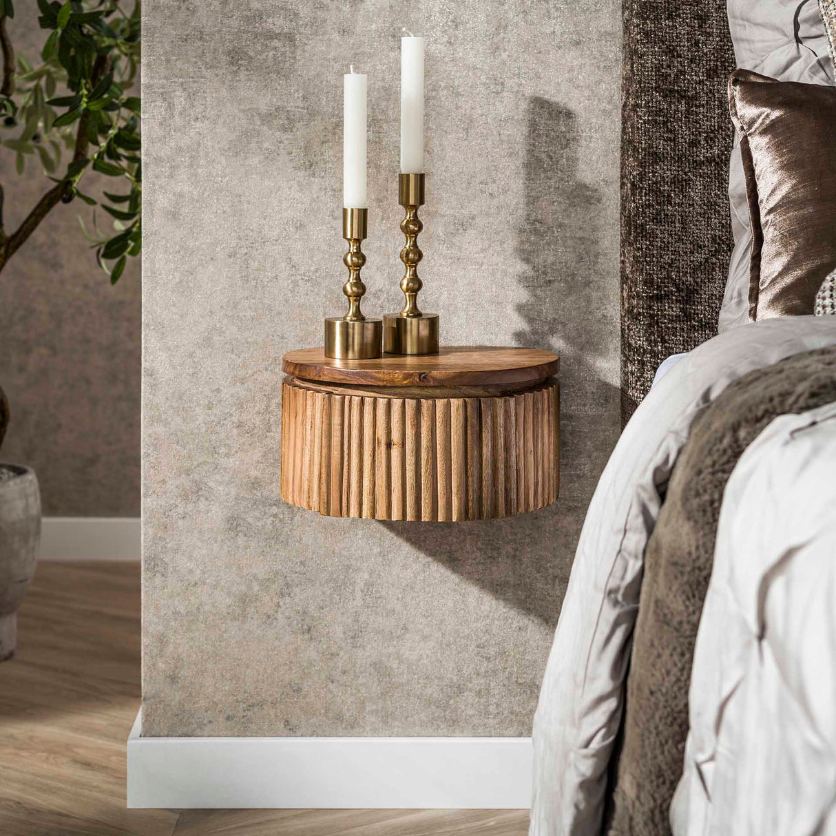 Mesita de noche flotante Curve con 1 cajón Madera de mango arena