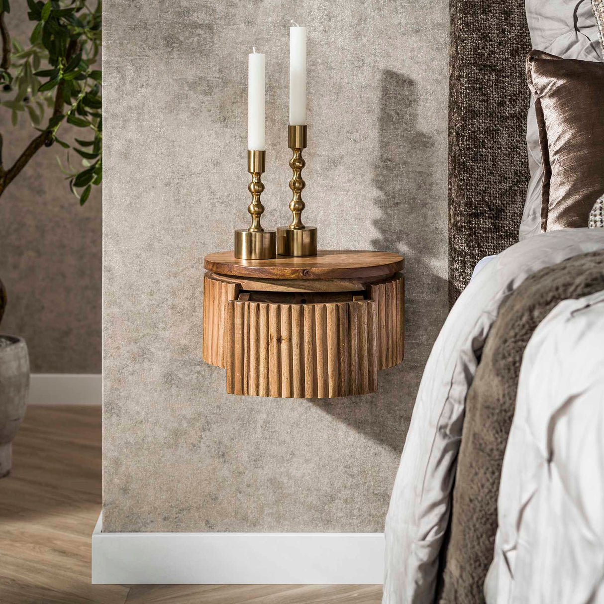 Mesita de noche flotante Curve con 1 cajón Madera de mango arena