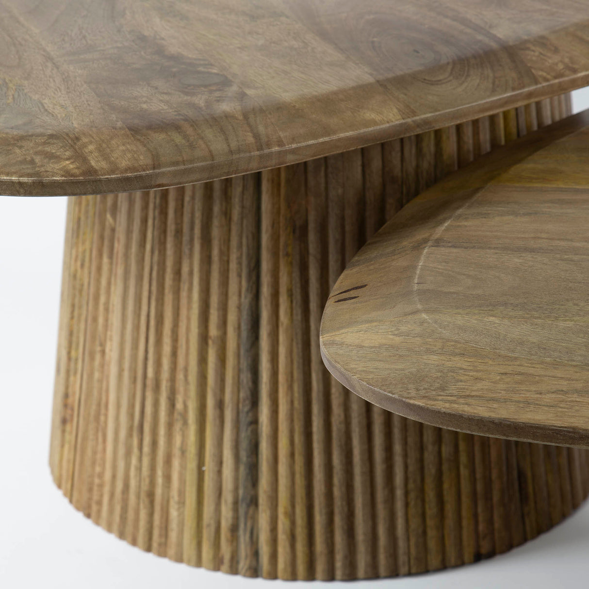 Conjunto de mesas de centro triangulares Mango Cove de 2 piezas de mango macizo