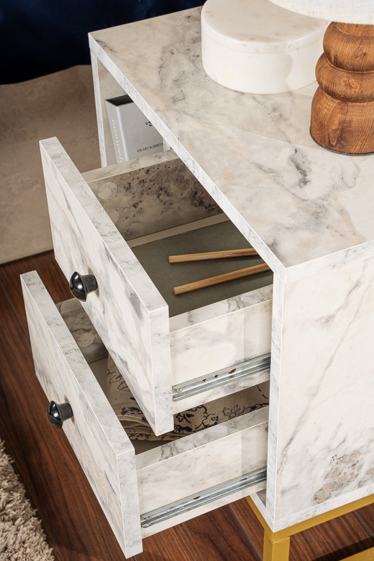 Mesita de noche de melamina de mármol con marco dorado Pulsar