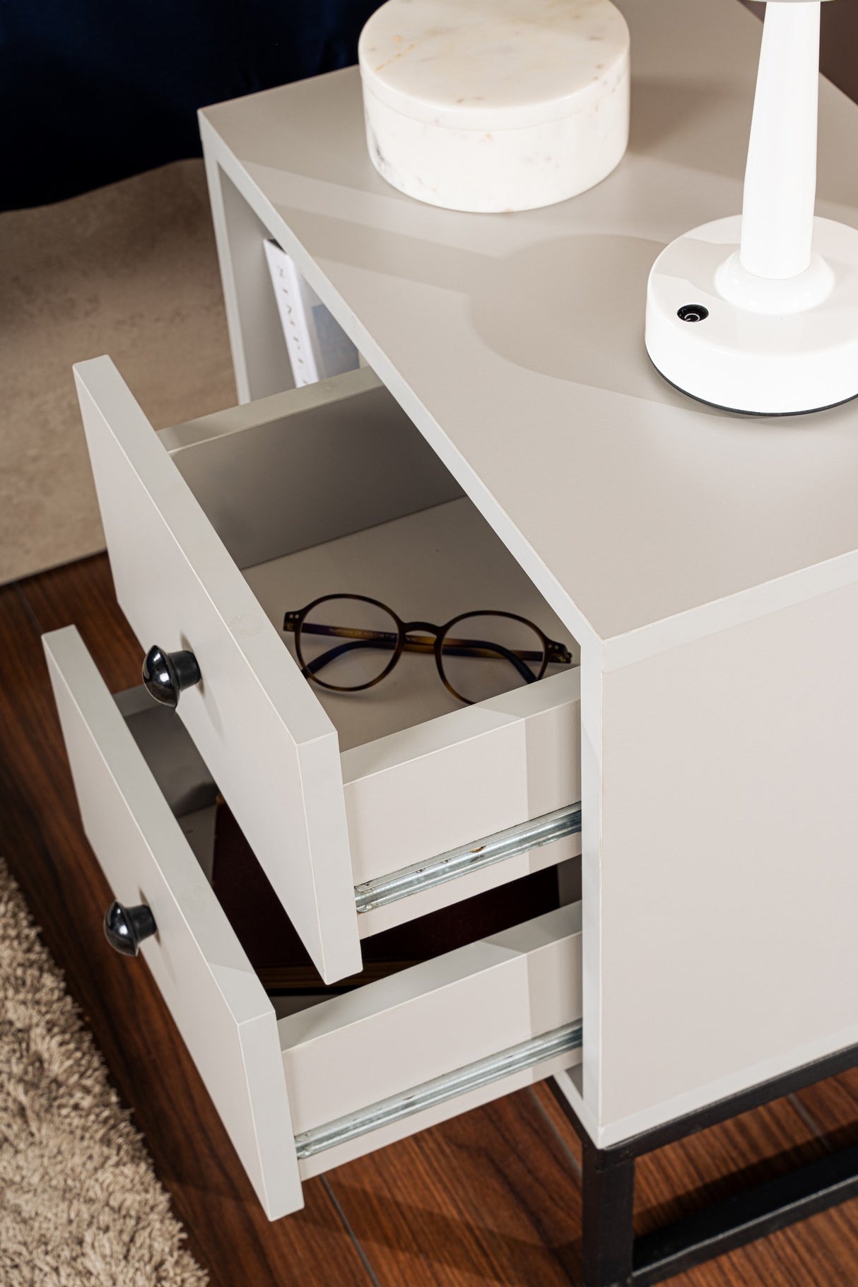 Mesita de noche Gris Melamina Pulsar - Marco Negro