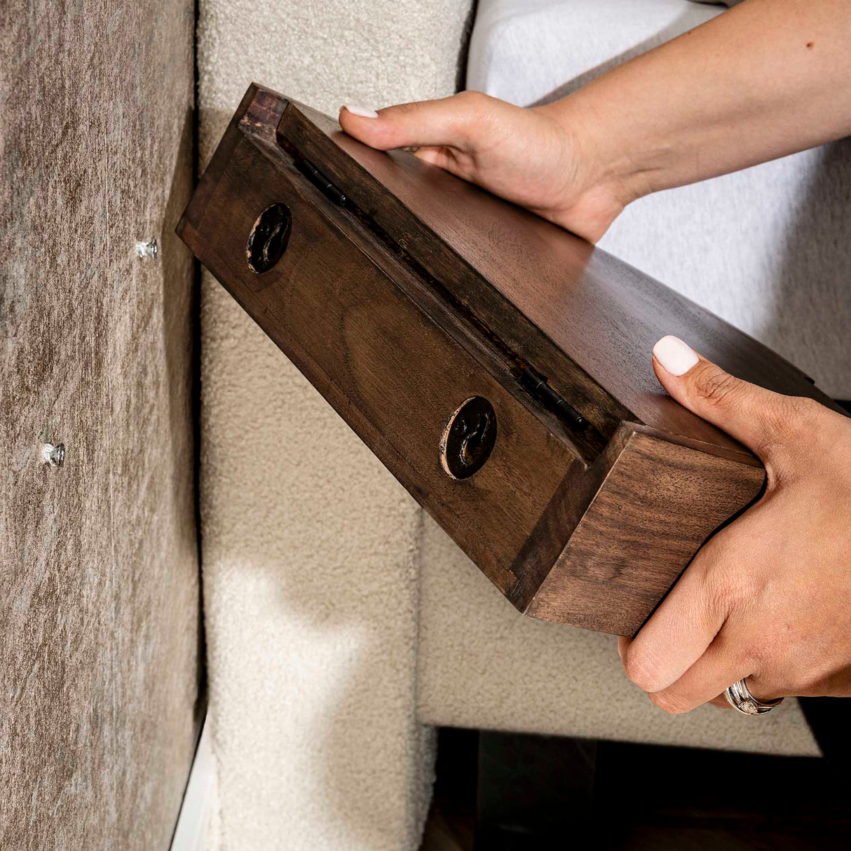 Set de 2 mesitas de noche semielípticas flotantes – Acacia