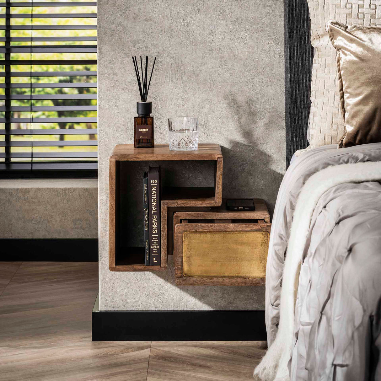 Solano Juego de 2 Mesitas de Noche de Madera Maciza de Mango Arena y Latón