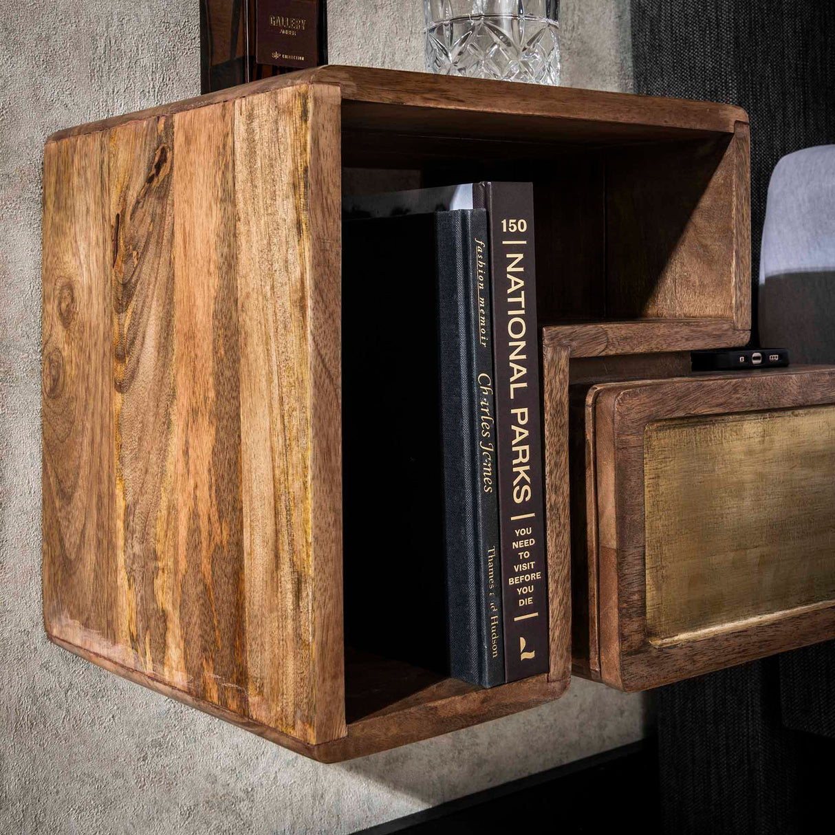 Solano Juego de 2 Mesitas de Noche de Madera Maciza de Mango Arena y Latón