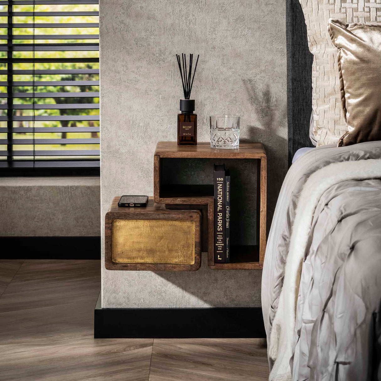 Solano Juego de 2 Mesitas de Noche de Madera Maciza de Mango Arena y Latón