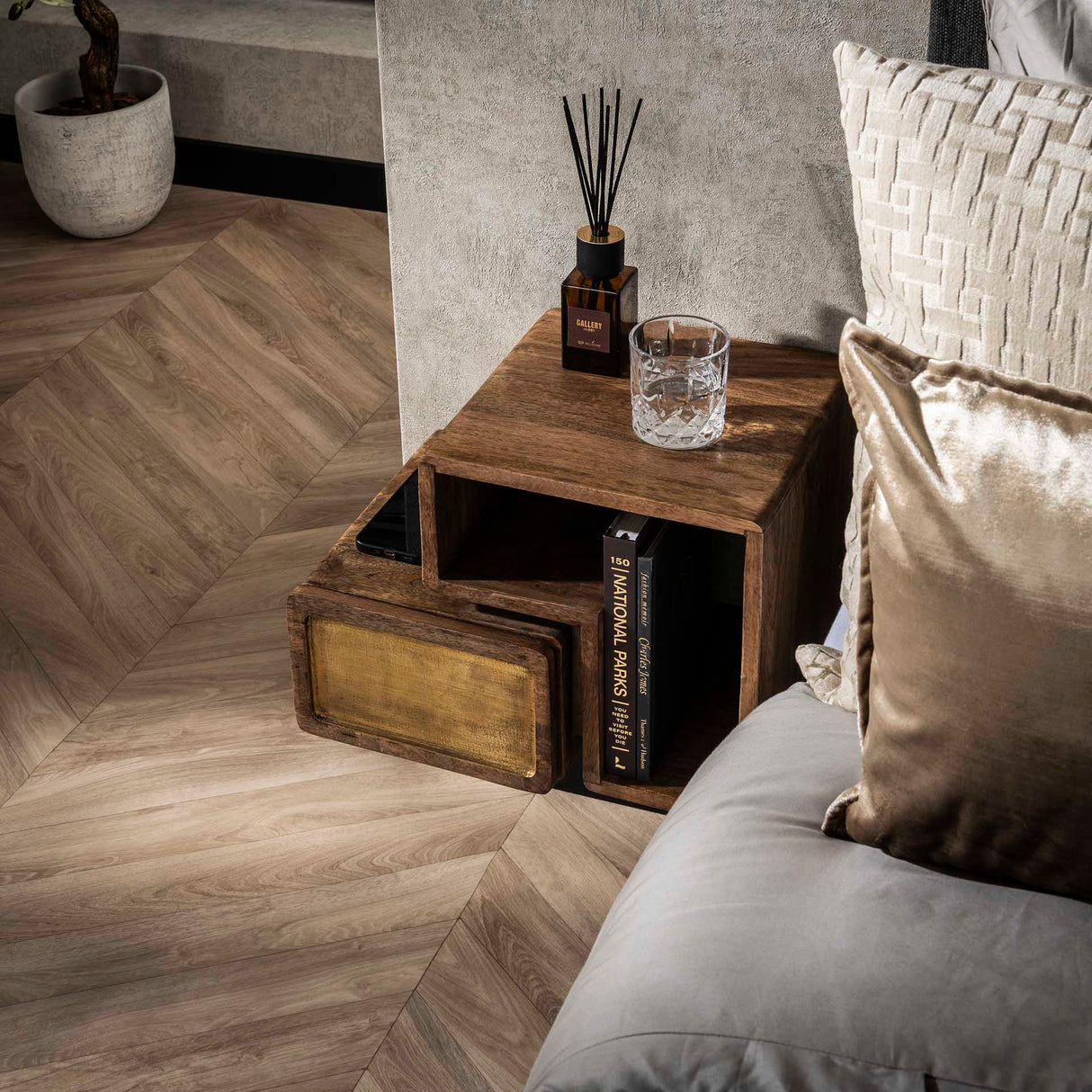 Solano Juego de 2 Mesitas de Noche de Madera Maciza de Mango Arena y Latón