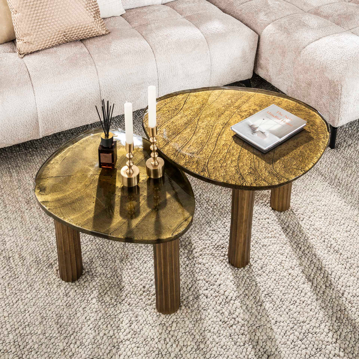 Mesa de centro orgánica Aurora L – Oro antiguo – 70x59 cm
