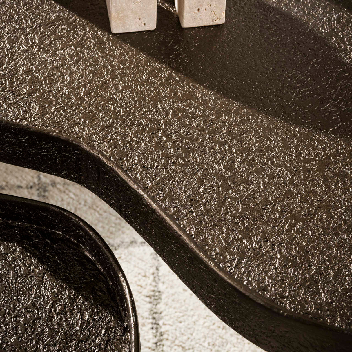 Conjunto de mesas de centro en forma de riñón, de metal líquido en tono bronce