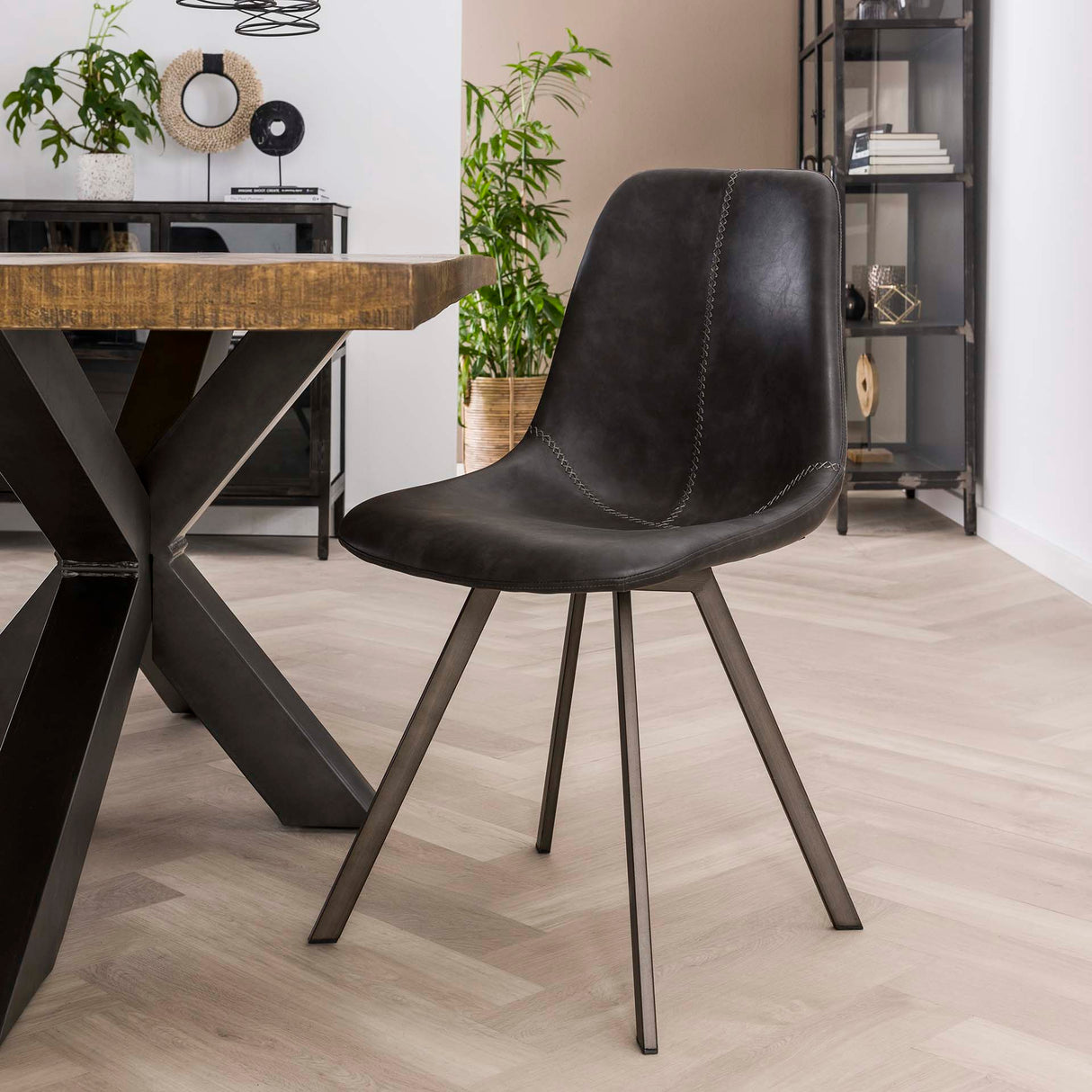 Juego de 4 sillas de comedor Siena Saddle PU negro