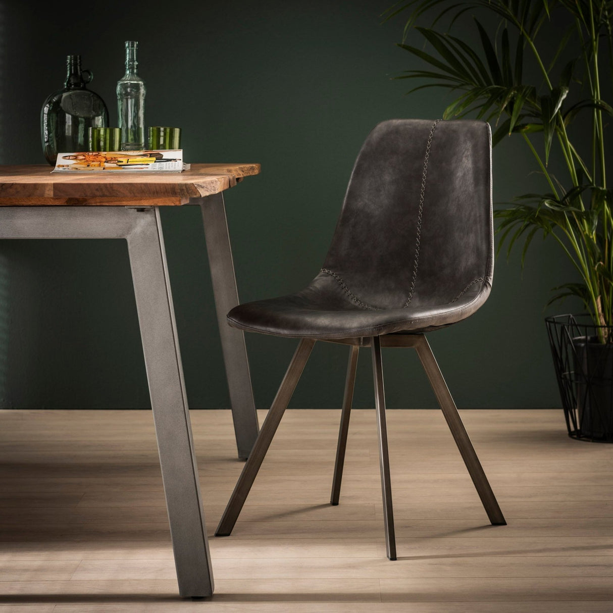 Juego de 4 sillas de comedor Siena Saddle PU negro