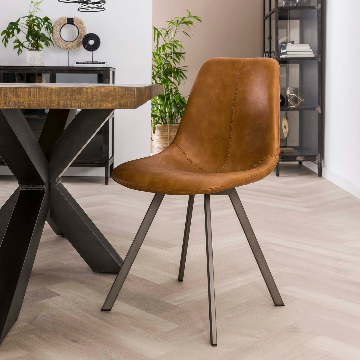 Conjunto de 4 sillas de comedor Siena Saddle PU marrón