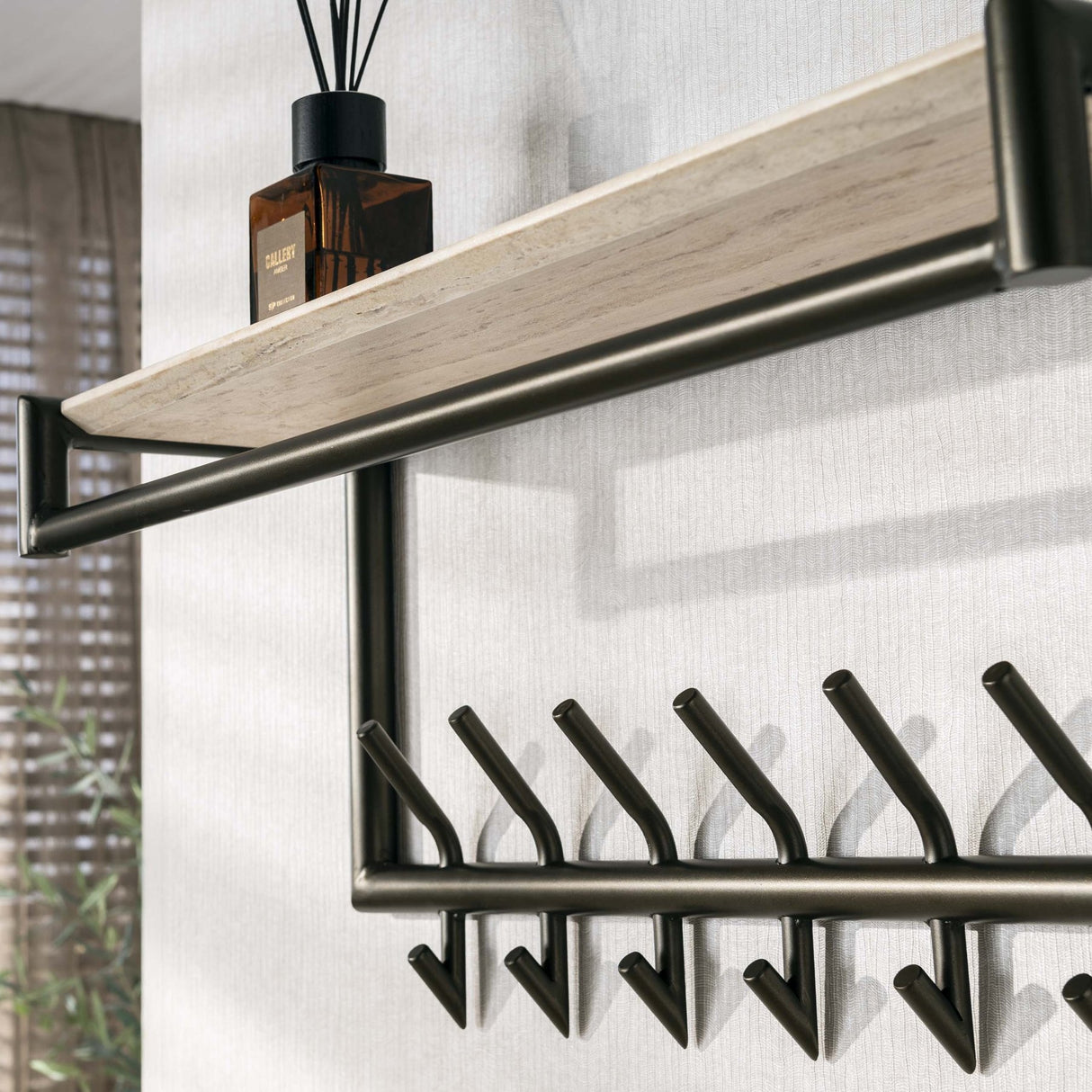 Perchero Aria barra y tabla de sombreros 2x7 ganchos melamina travertino