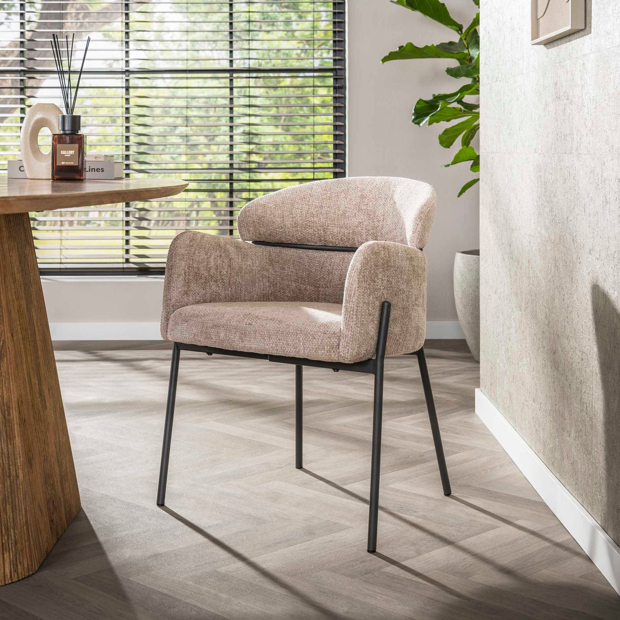 Silla de comedor Lola Bouclé de tela color arena con respaldo redondo y brazos