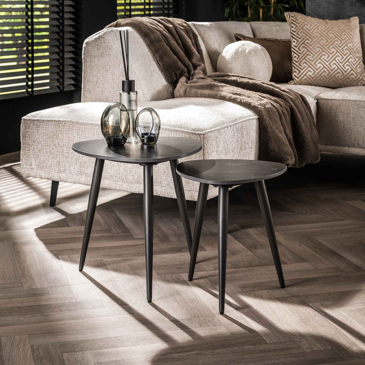 Juego de 2 Mesas Auxiliares Sophie Triangular Cerámica con Efecto Mármol Negro