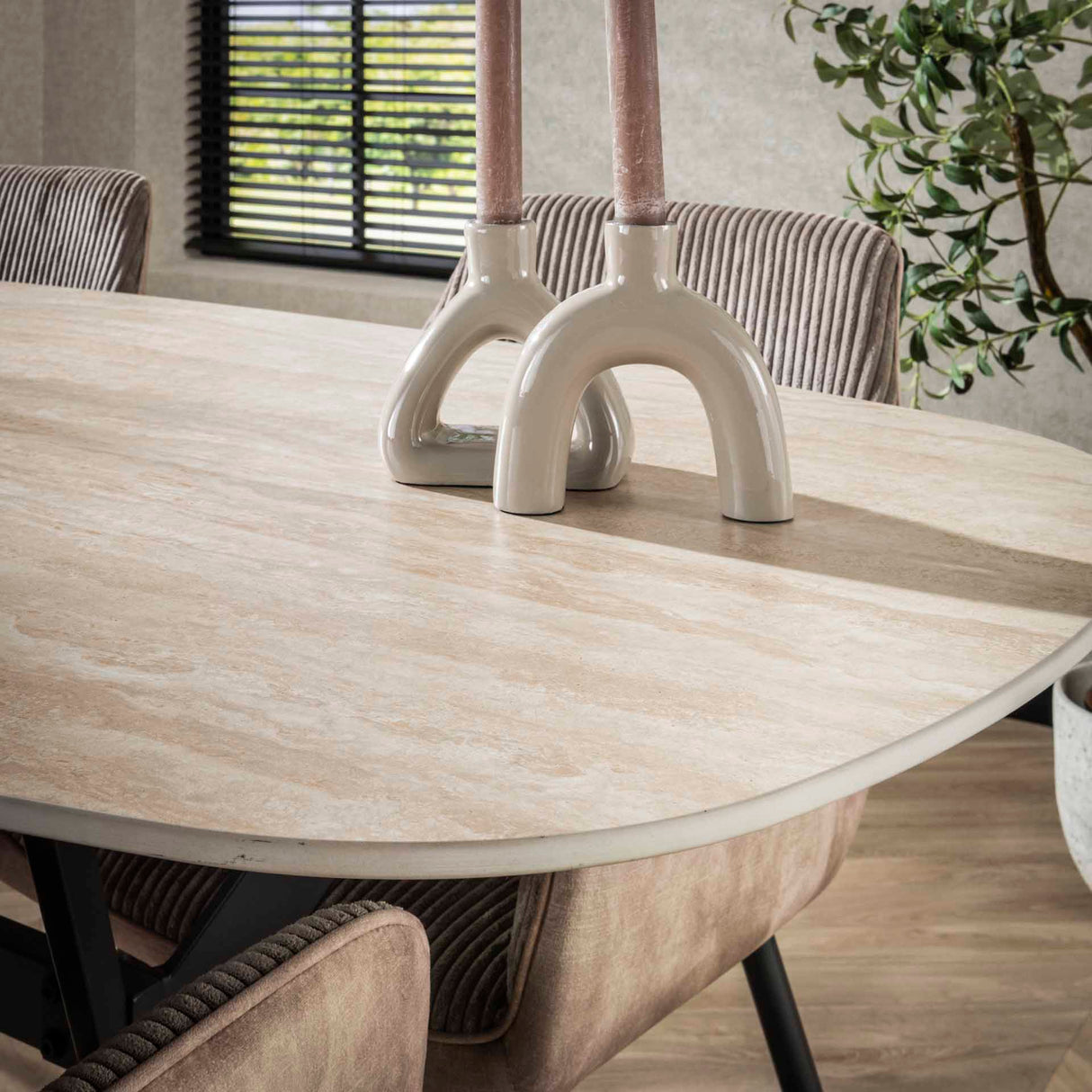 Mesa de comedor Vesta ovalada danesa de cerámica con aspecto de travertino de 180 cm