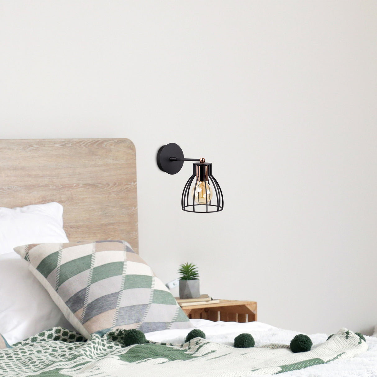 Lámpara de pared negra de metal Delano