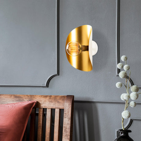 Lámpara de pared de metal dorado Echelon