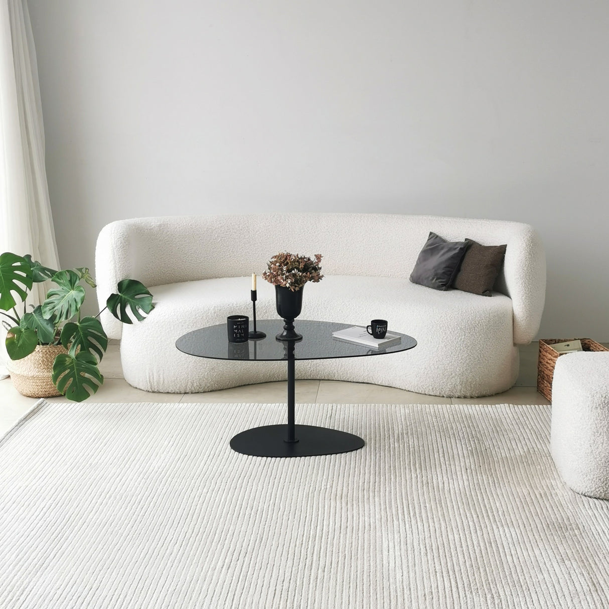 Mesa de salón de diseño orgánico con vidrio tintado Torpo - Marco metálico negro