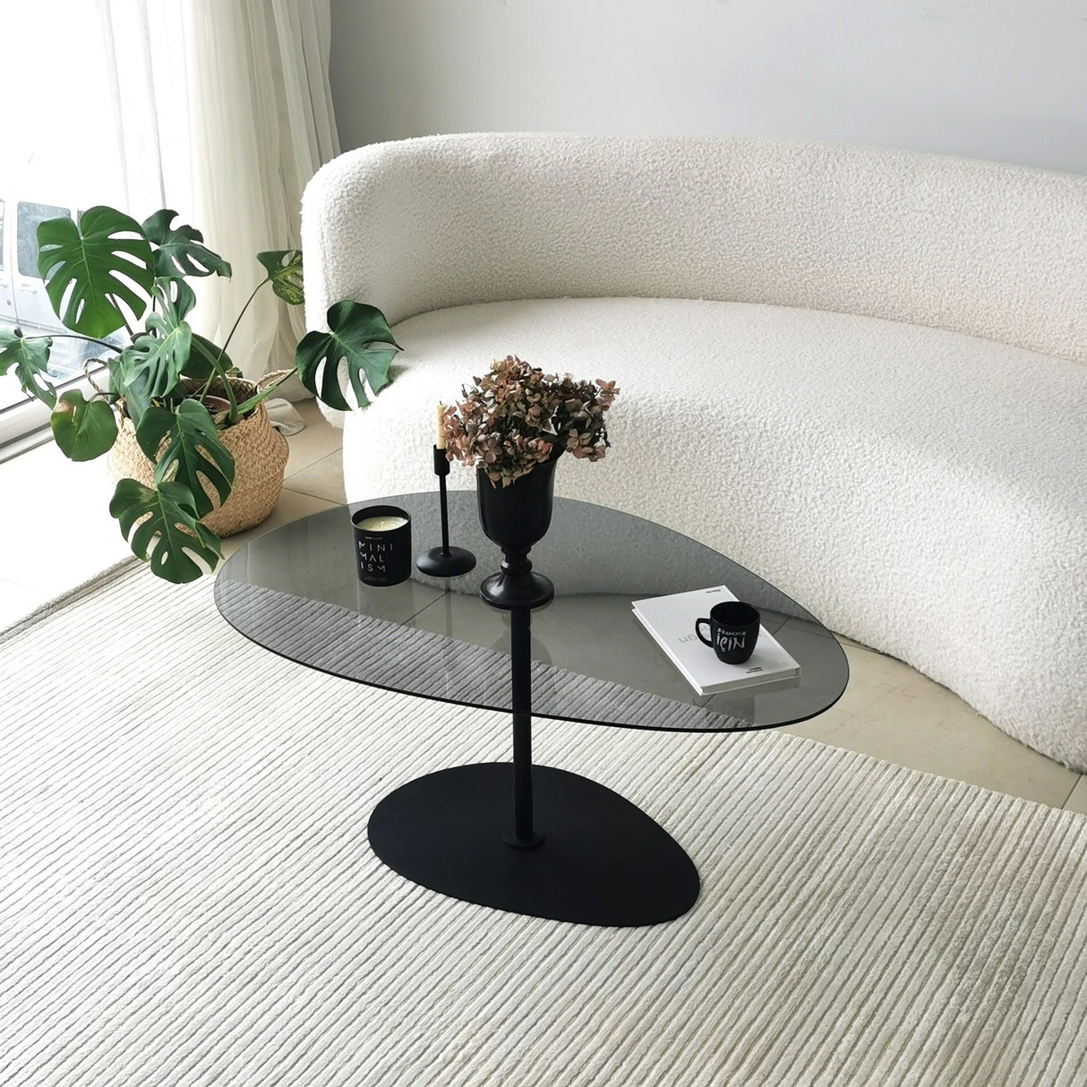 Mesa de salón de diseño orgánico con vidrio tintado Torpo - Marco metálico negro