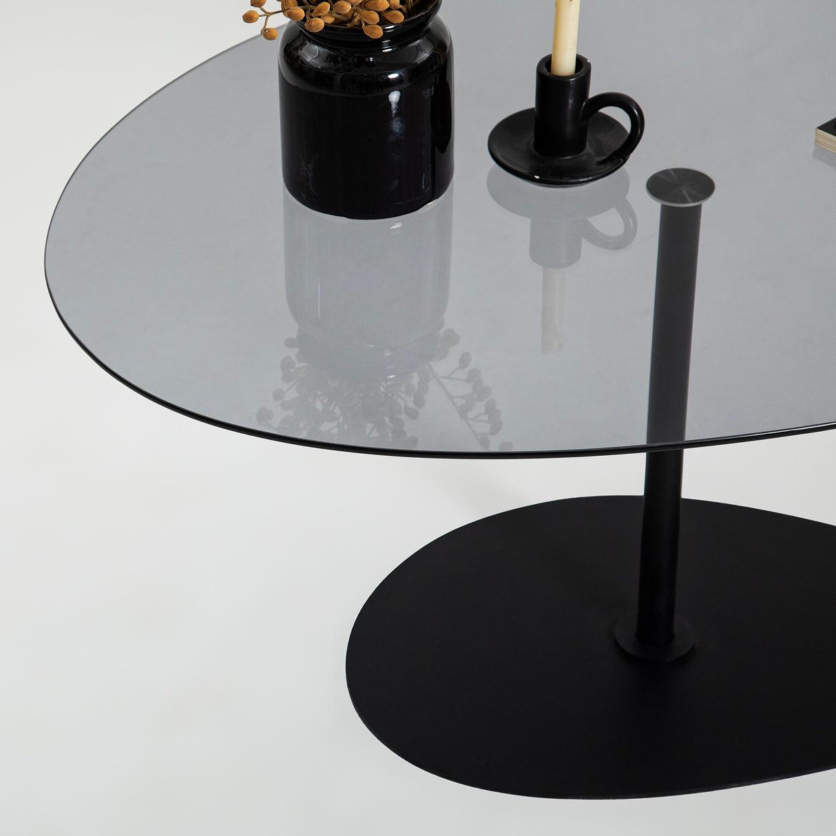 Mesa de salón de diseño orgánico con vidrio tintado Torpo - Marco metálico negro
