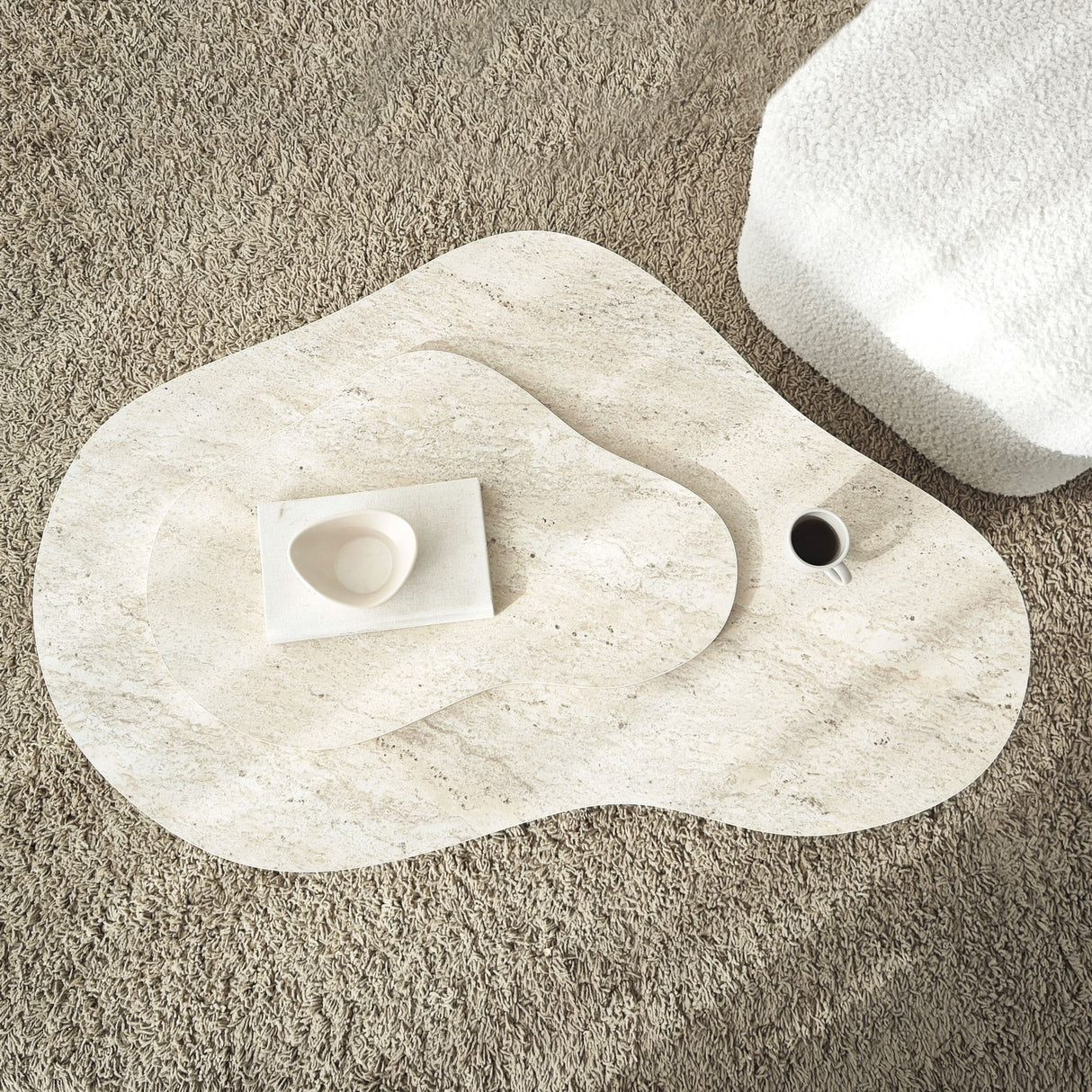 Mesa de salón orgánica de travertino melamina aspecto mármol Melta - 105x65 cm