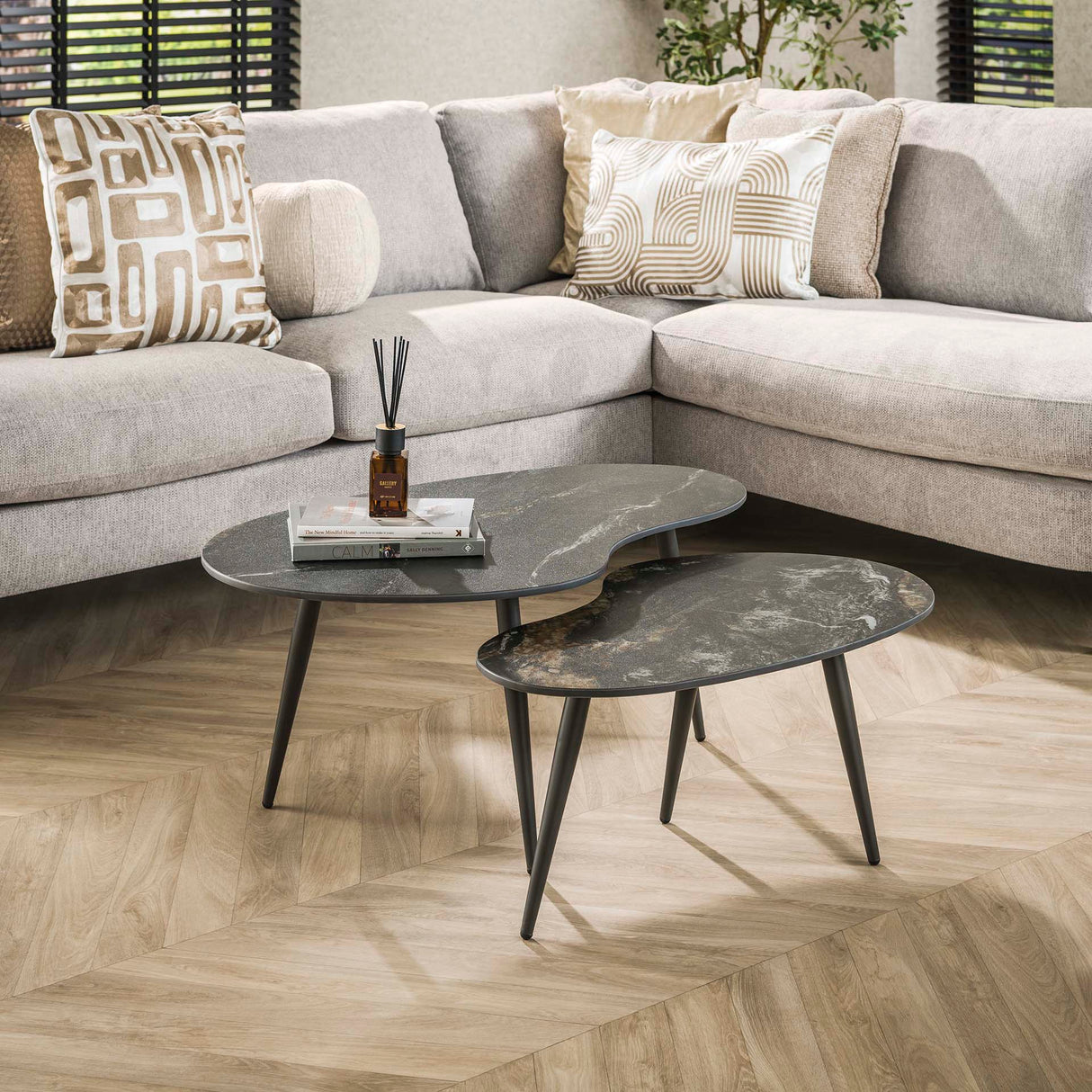 Set de mesas de centro Niora de forma ovalada, 2 piezas, cerámica Fossil Black