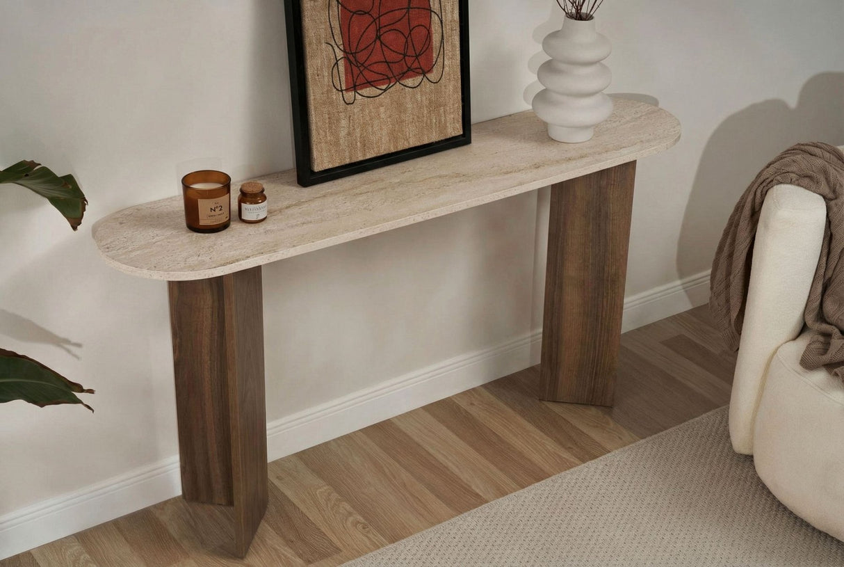 Moderna mesa auxiliar ovalada con tapa de aspecto travertino y base de melamina de nogal. Diseño minimalista y elegante.