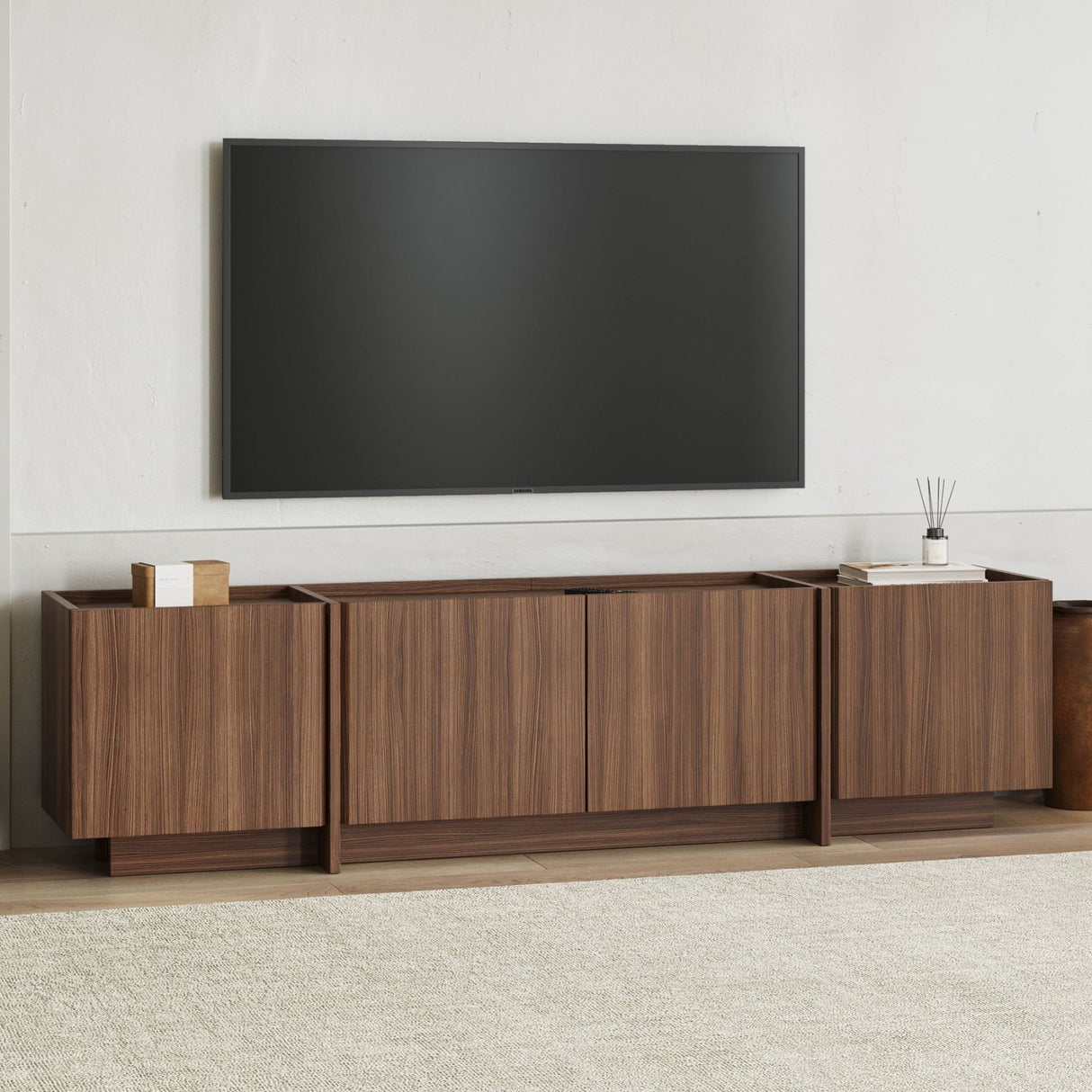 Mueble TV Lowen en nogal Milano 180 cm compuesto de madera revestido de melamina
