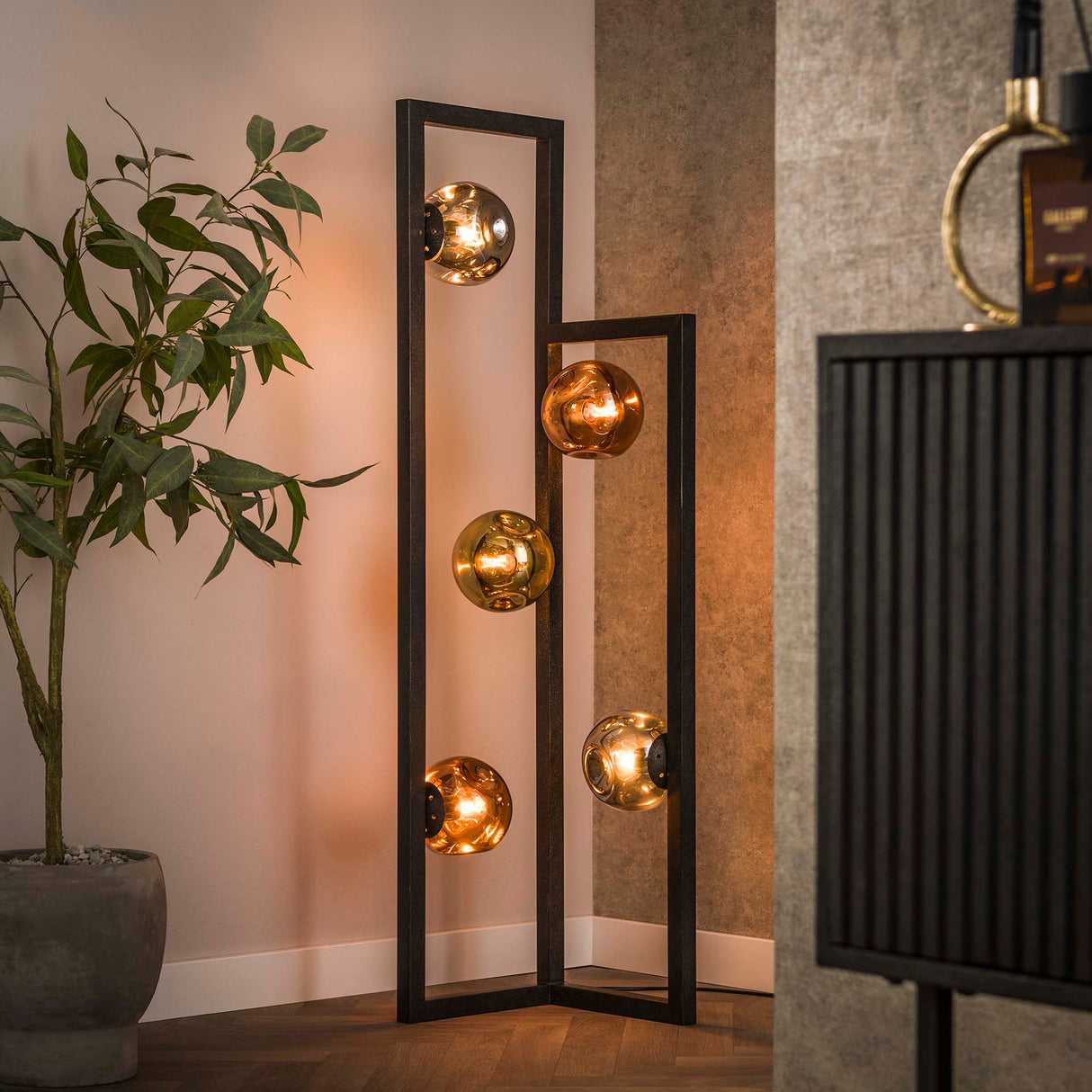 Lámpara de pie industrial Ada de 5 luces con vidrio de colores Esquina