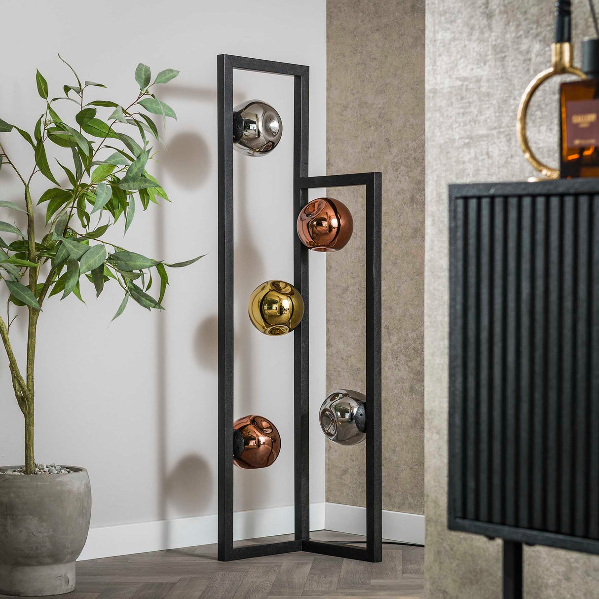 Lámpara de pie industrial Ada de 5 luces con vidrio de colores Esquina