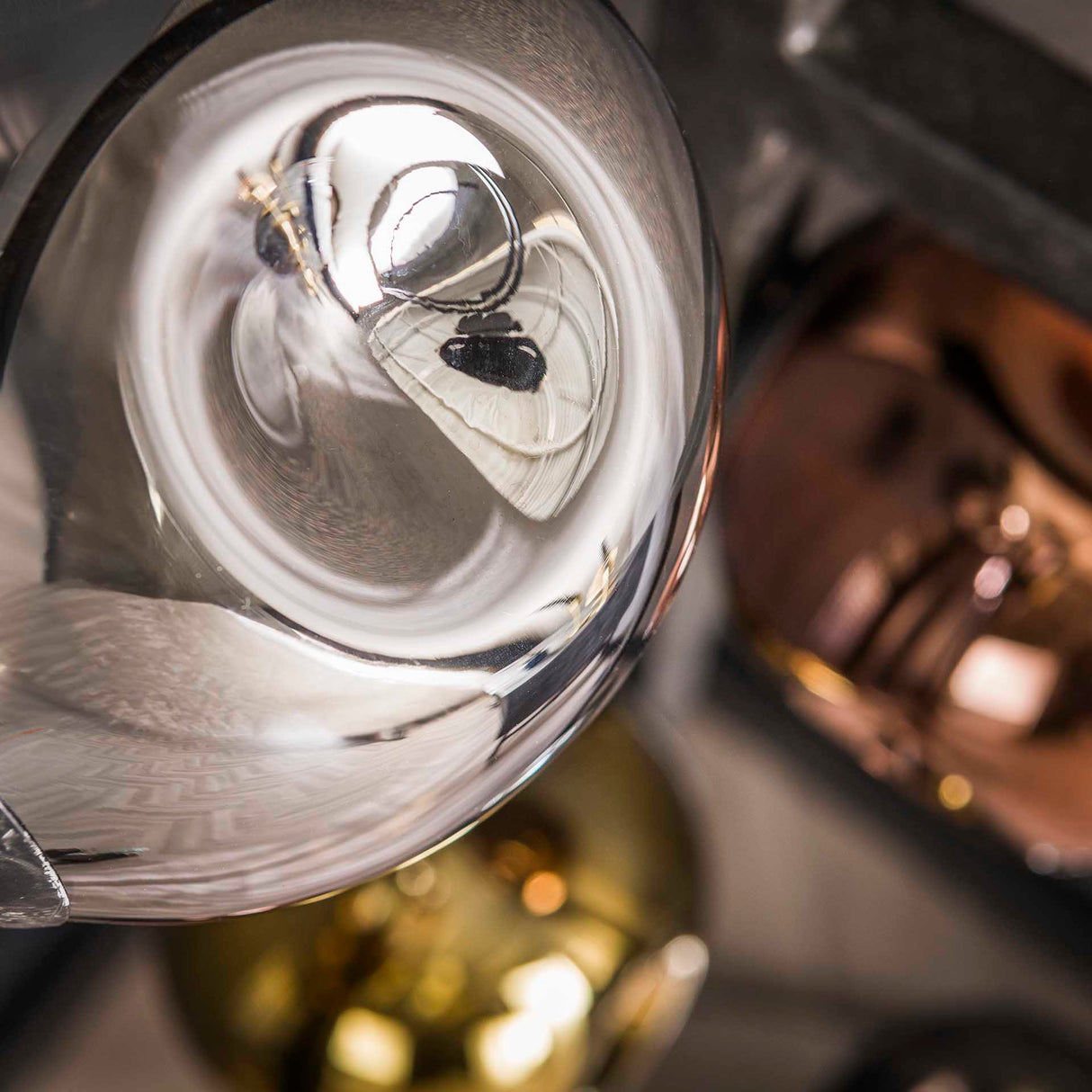 Lámpara de pie industrial Ada de 5 luces con vidrio de colores Esquina