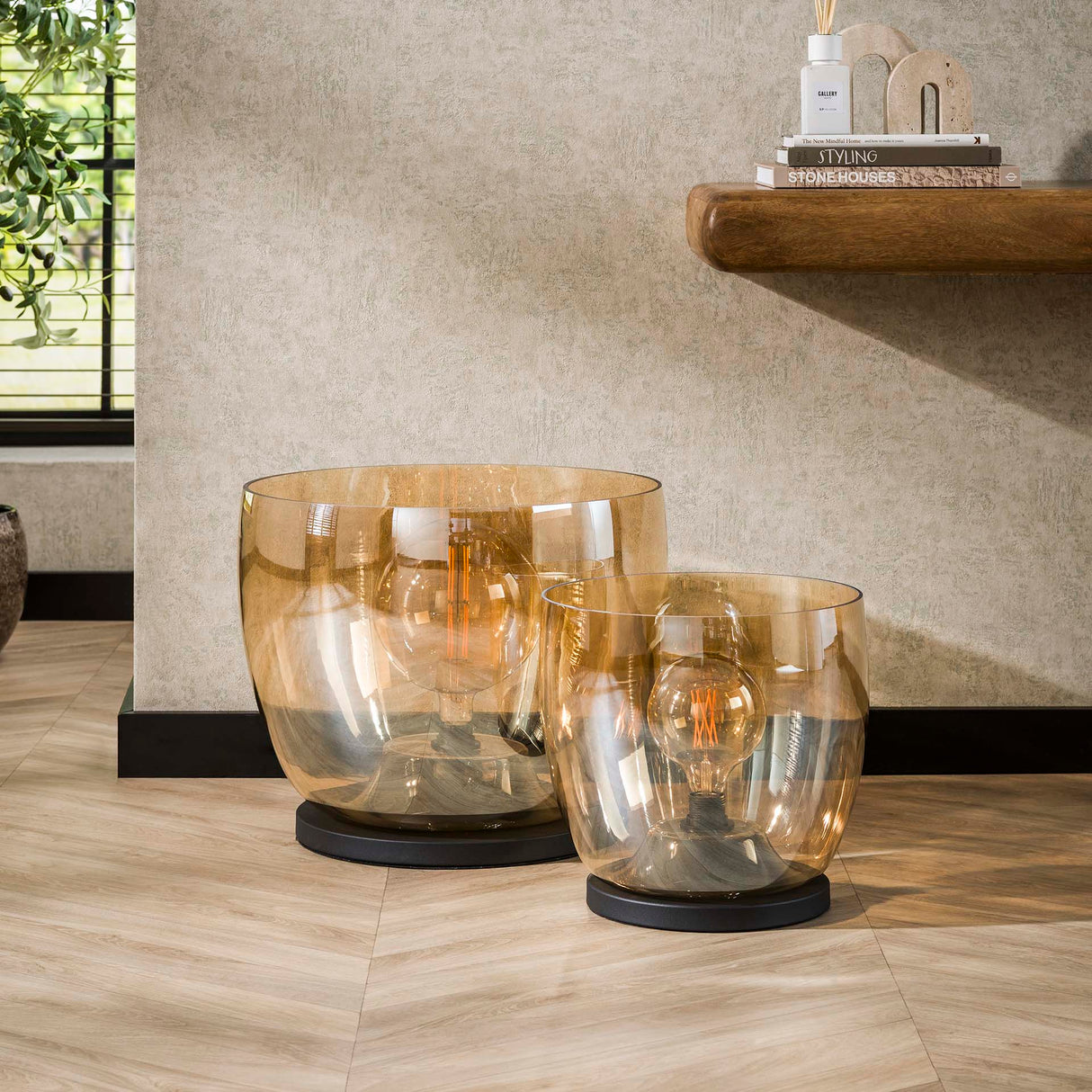 Lámpara de pie Dain UP XL de vidrio color ámbar