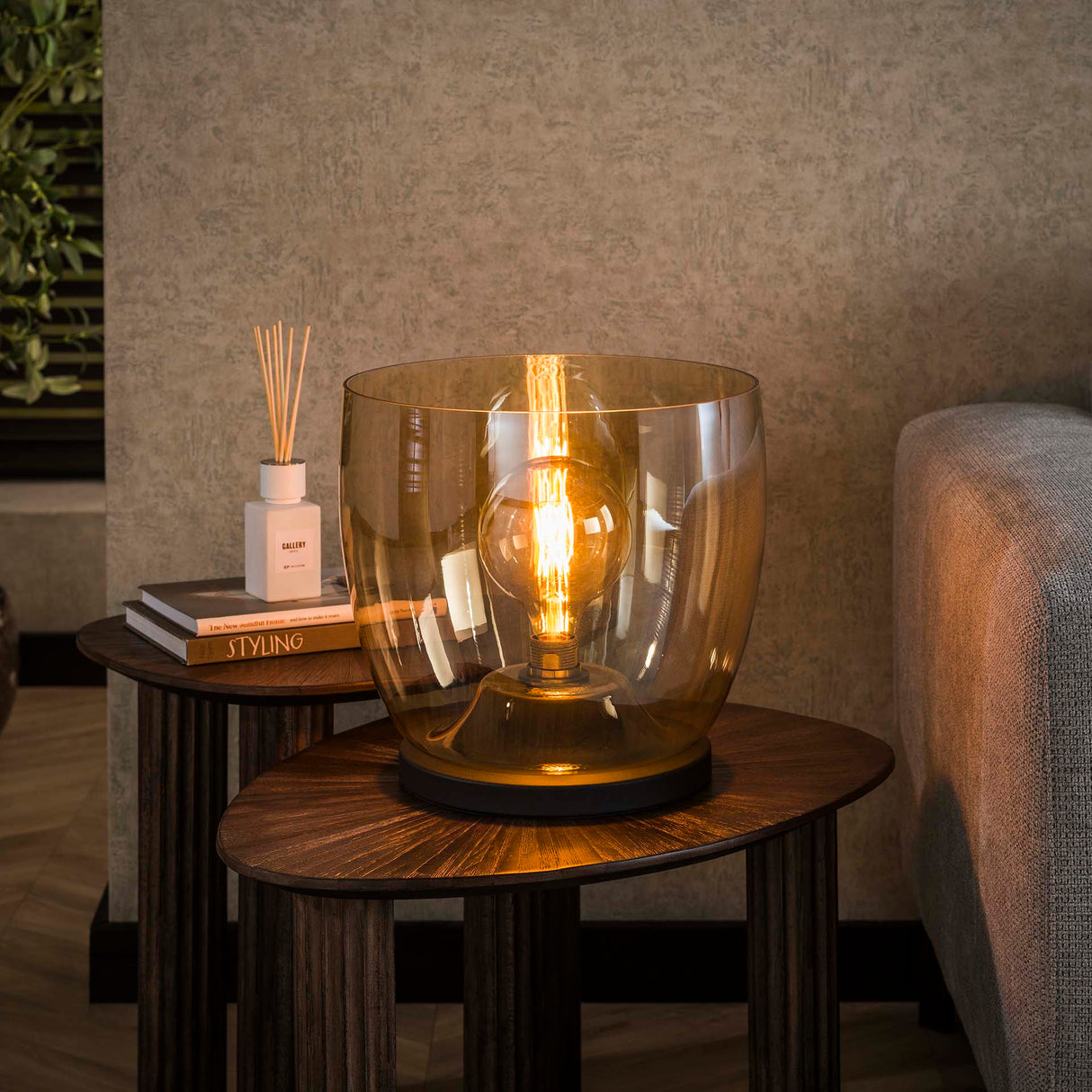 Lámpara de pie Dain UP XL de vidrio color ámbar