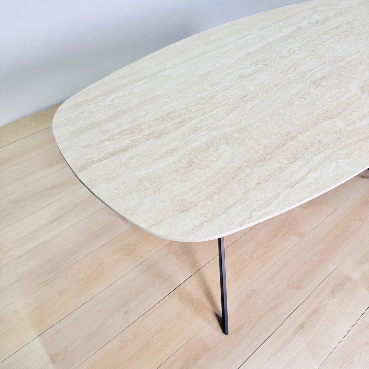 Mesa de comedor Vesta ovalada danesa de cerámica con aspecto de travertino de 180 cm