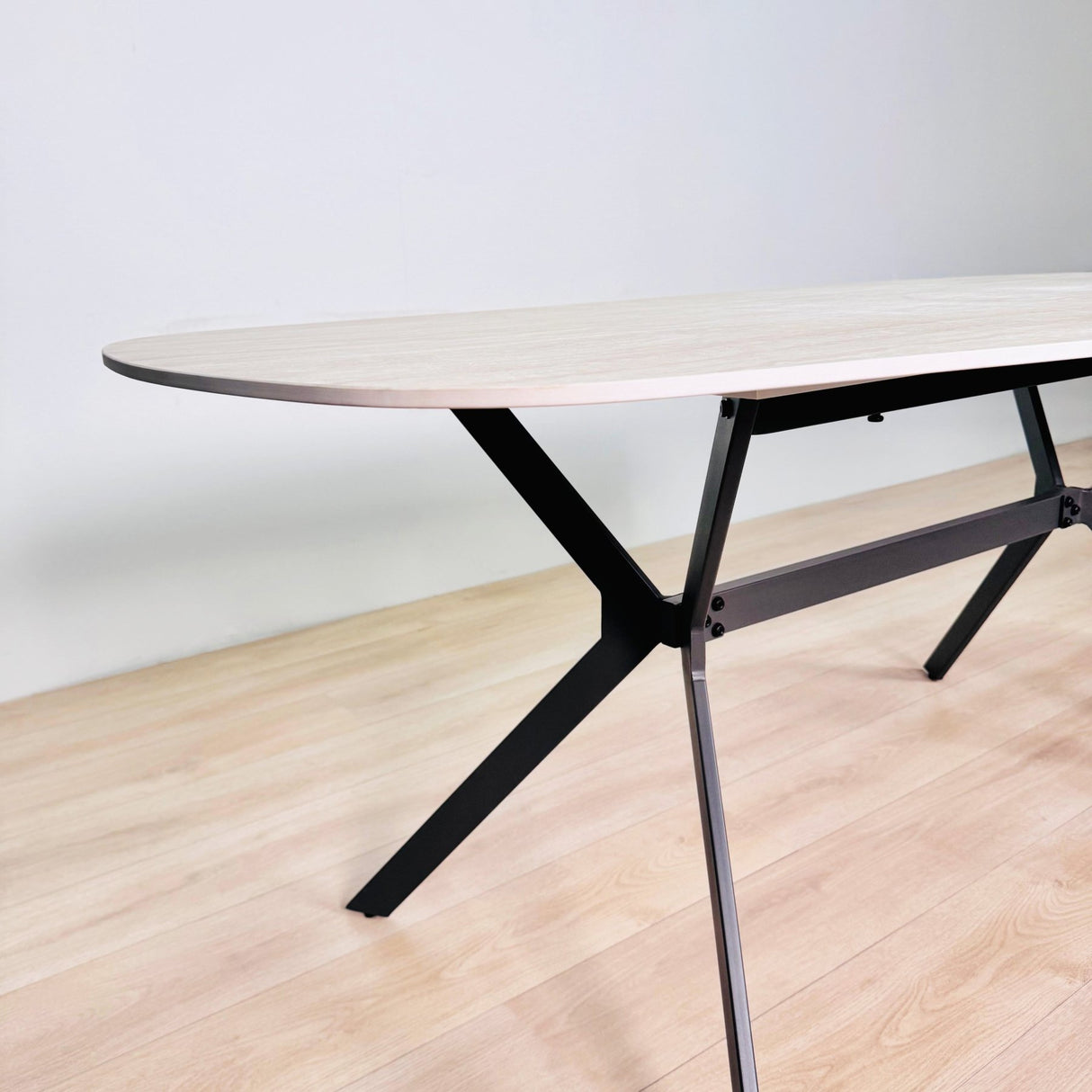 Mesa de comedor Vesta ovalada danesa de cerámica con aspecto de travertino de 180 cm