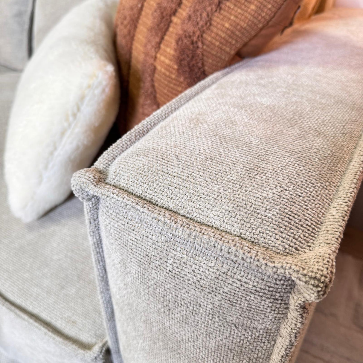 3-asientos con cojines gruesos sueltos y grises de chenilla Yara