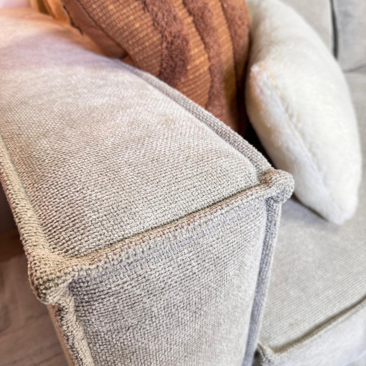 3-asientos con cojines gruesos sueltos y grises de chenilla Yara