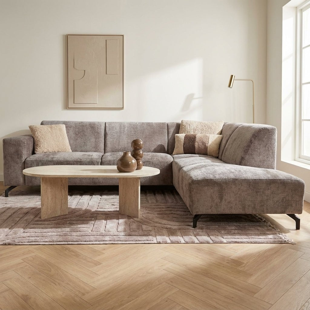 Sofá esquinero con chaise longue de chenilla color topo Manon: foto atmosférica adecuada en un interior moderno