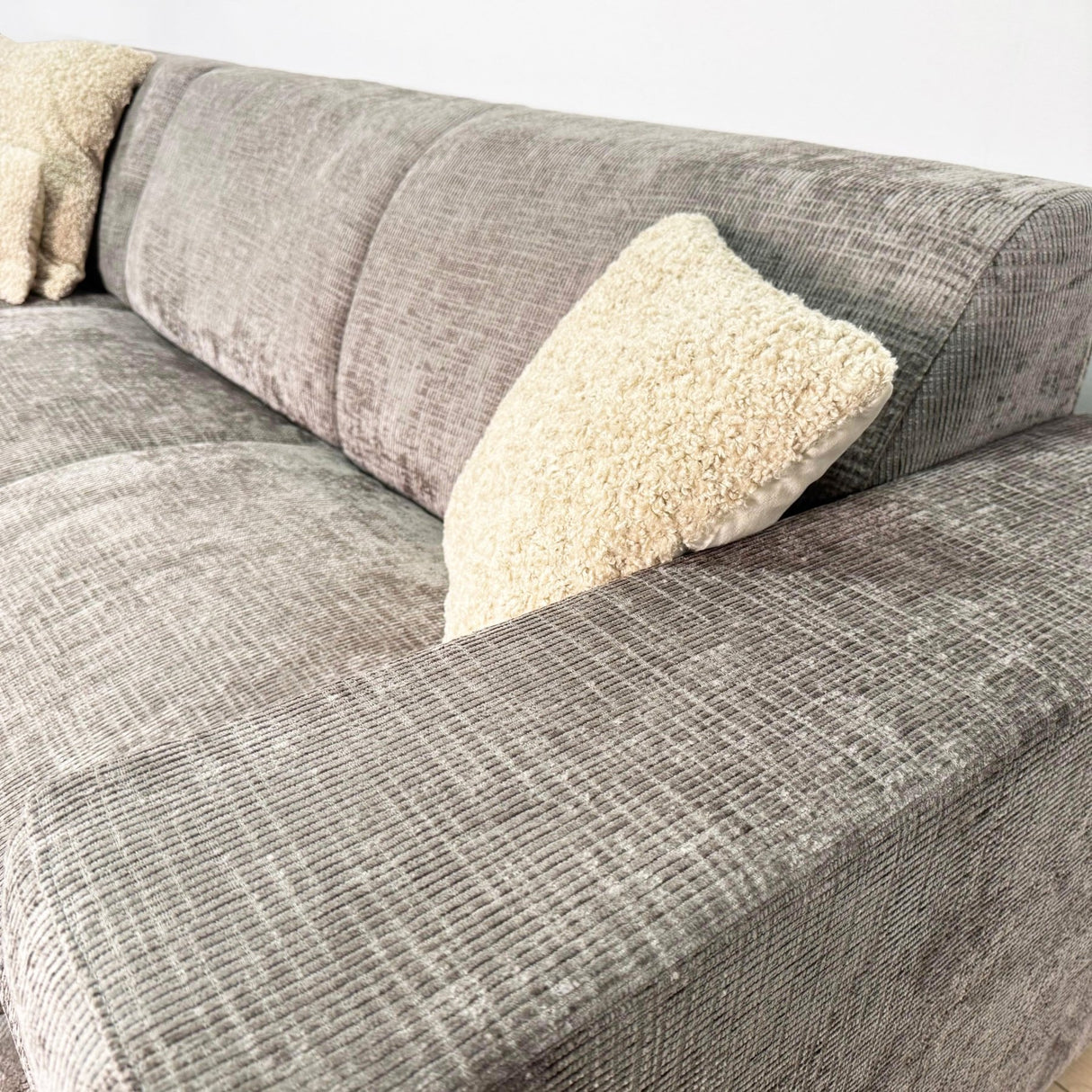 Sofá en esquina con chaise longue de tela de chenilla color topo Manon - izquierda