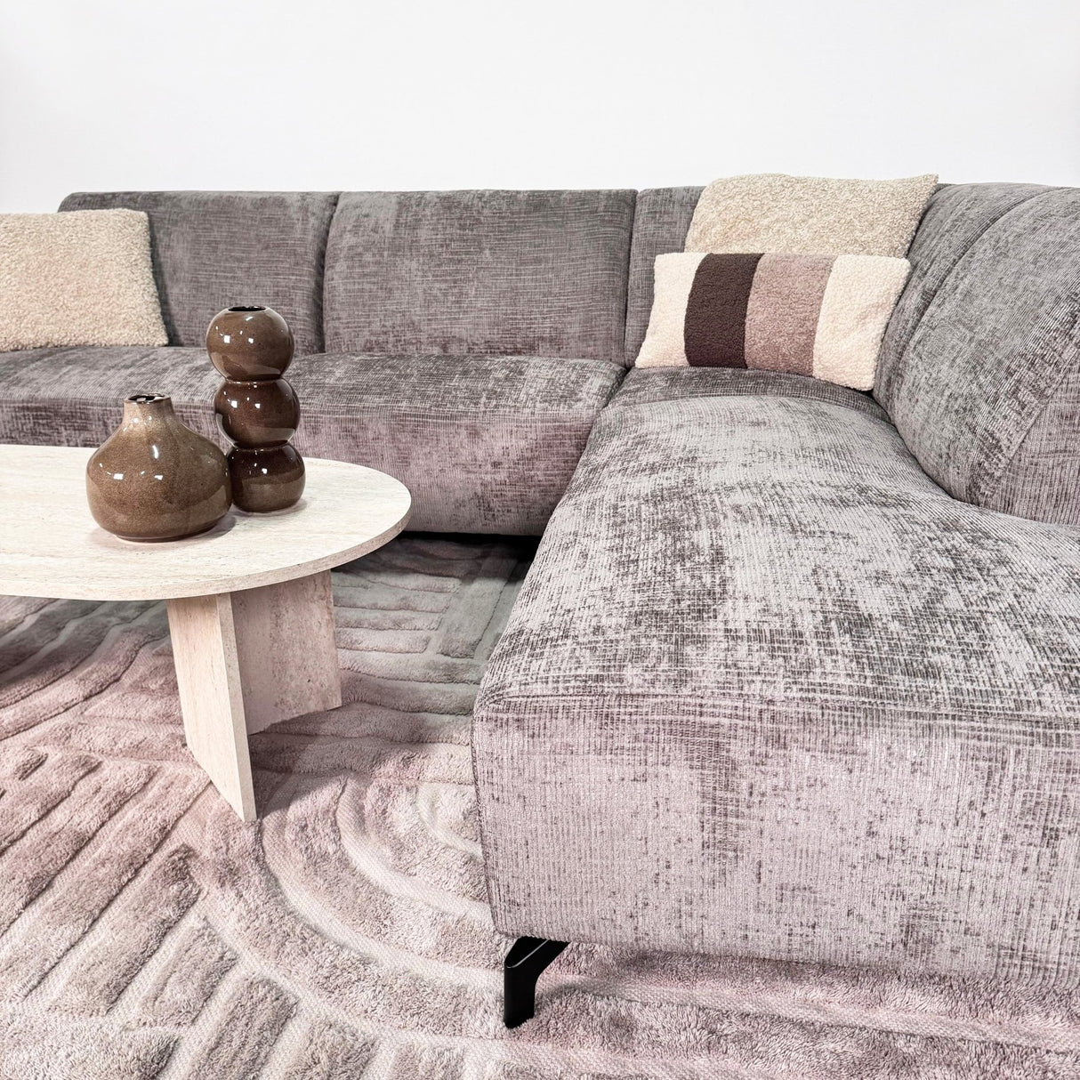 Sofá en esquina con chaise longue de tela chenille color topo Manon - derecha