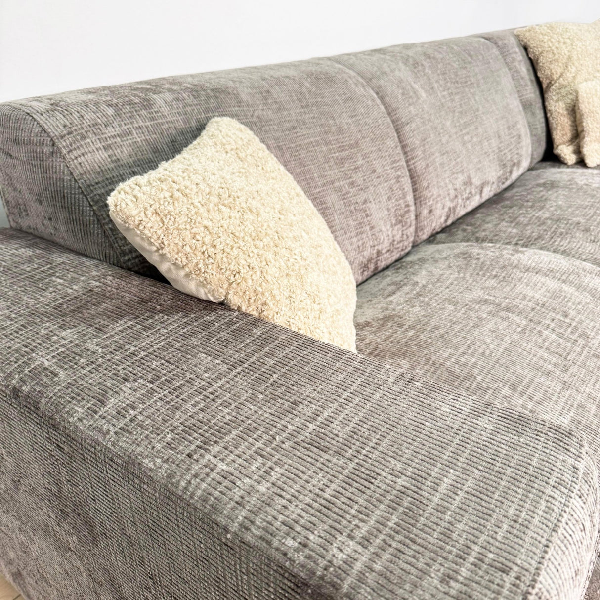 Sofá en esquina con chaise longue de tela chenille color topo Manon - derecha