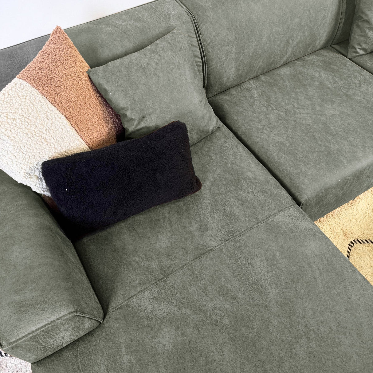 Sofá en esquina con salón compacto verde microfibra Davidson - izquierda