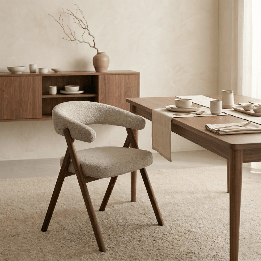 Silla de comedor Japandi bouclé color arena Miyu - estructura de nogal - con reposabrazos